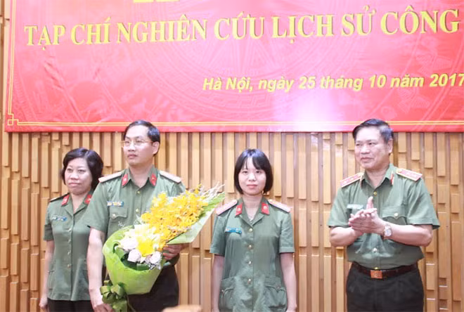 Trung tướng Nguyễn Xuân Mười tặng hoa, chúc mừng các đồng chí trong Ban Biên tập.