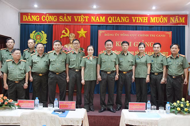 Các đại biểu cùng học viên lớp bồi dưỡng tại lễ khai giảng.