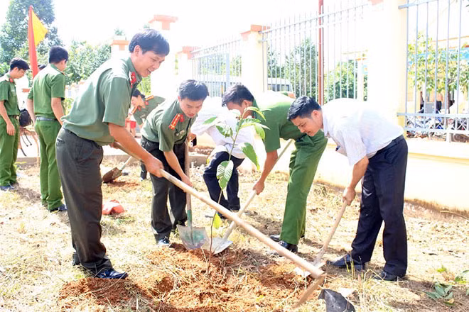 Trồng cây lưu niệm tại Nhà văn hóa xã Tân Phước.