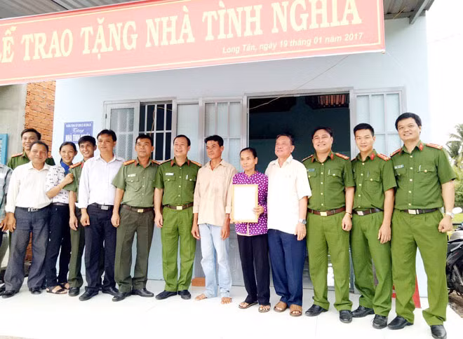 Trường Trung cấp CSND VI bàn giao nhà tình nghĩa.