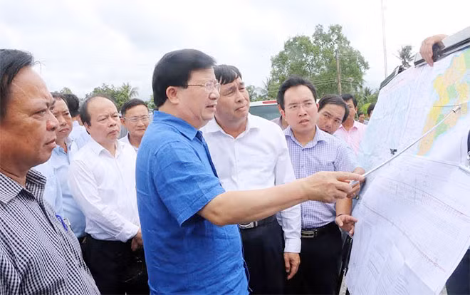 Phó Thủ tướng Trịnh Đình Dũng, khảo sát vị trí dự kiến xây dựng cầu Đại Ngãi, nối liền hai tỉnh Sóc Trăng và Tra Vinh.