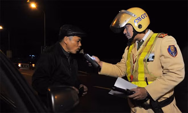 CSGT kiểm tra nồng độ cồn người tham gia giao thông.