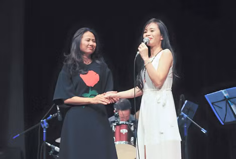 Văn Ngân Hoàng và Giang Trang trong đêm nhạc Hà Nội.
