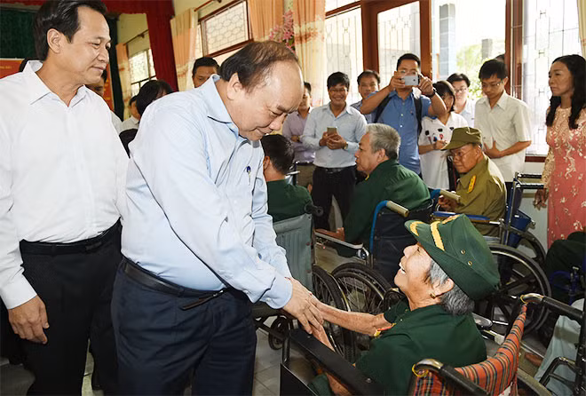 Thủ tướng Nguyễn Xuân Phúc thăm hỏi các thương bệnh binh tại Trung tâm. Ảnh: VGP/Quang Hiếu. Thủ tướng Nguyễn Xuân Phúc thăm hỏi các thương bệnh binh tại Trung tâm. Ảnh: VGP/Quang Hiếu.
