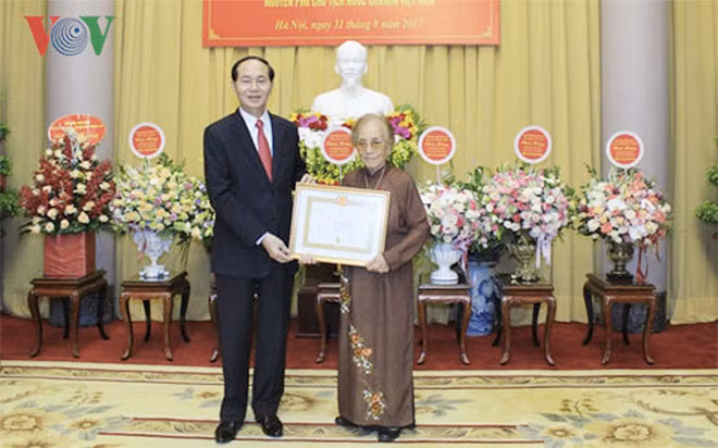 Chủ tịch nước Trần Đại Quang trao tặng huy hiệu 70 năm tuổi Đảng cho đồng chí Nguyễn Thị Bình. Chủ tịch nước Trần Đại Quang trao tặng huy hiệu 70 năm tuổi Đảng cho đồng chí Nguyễn Thị Bình.