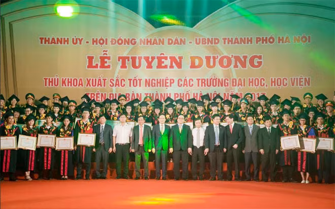 Các đại biểu và 84 Thủ khoa.