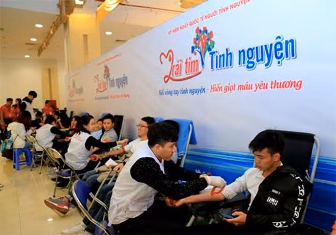 Người dân Thủ đô hiến máu tại chương trình “Trái tim tình nguyện”.