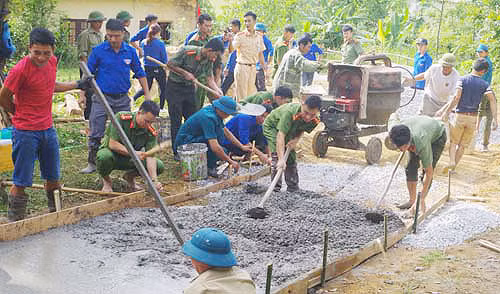 CBCS Công an huyện Như Thanh giúp Mẹ Việt Nam Anh hùng Hà Thị Nghé làm 100m đường bê tông.