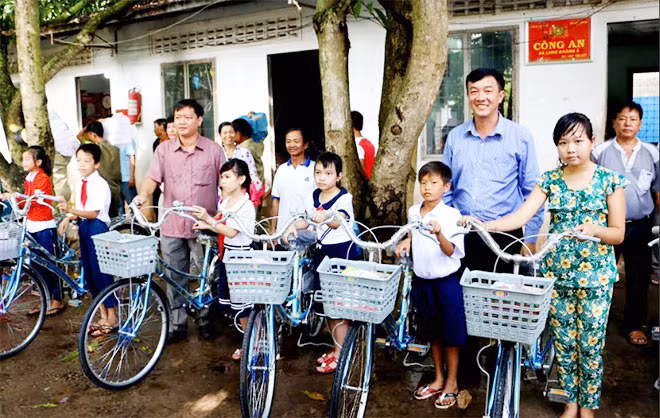 ...tặng quà bà con nghèo huyện Hồng Ngự (Đồng Tháp). ...tặng quà bà con nghèo huyện Hồng Ngự (Đồng Tháp).