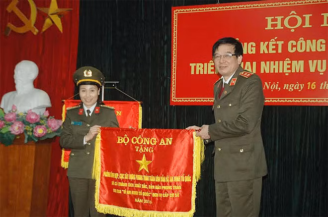 Thừa ủy quyền của Bộ trưởng Bộ Công an, Trung tướng Nguyễn Văn Khảo trao cờ Thi đua xuất sắc của Bộ Công an tặng Phòng Tham mưu.