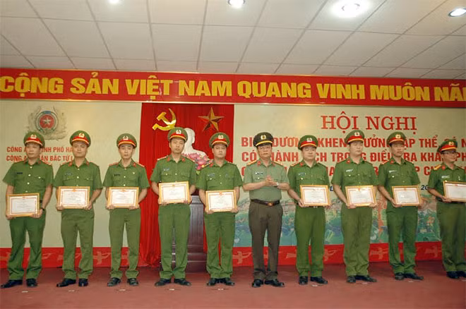 Đại tá Đào Thanh Hải trao Bằng khen của Chủ tịch UBND TP Hà Nội và giấy khen của Giám đốc Công an TP Hà Nội cho tập thể, cá nhân xuất sắc.