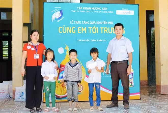 Các suất học bổng trao tặng ba em học sinh khó khăn tại trường tiểu học Nghinh Tường (Thái Nguyên).