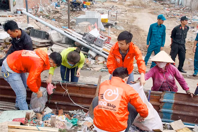 Lực lượng Công an, dân quân tại chỗ, sinh viên, tình nguyện viên giúp các hộ dân dọn dẹp vệ sinh xung quanh khu vực đám cháy.