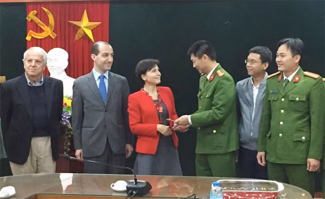 Bà Cecilia Piccionni, Đại sứ Đặc mệnh toàn quyền Italia nhận lại tài sản tại Công an quận Hoàn Kiếm.