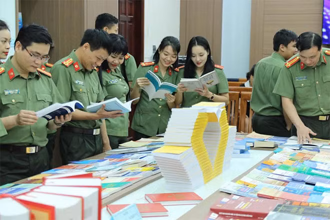 Triển lãm trưng bày gần 1.000 đầu sách.
