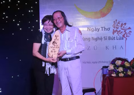Dzũ Kha và nhà thơ Phan Thị Thanh Nhà nhân dịp ra mắt cuốn sách. Dzũ Kha và nhà thơ Phan Thị Thanh Nhà nhân dịp ra mắt cuốn sách.