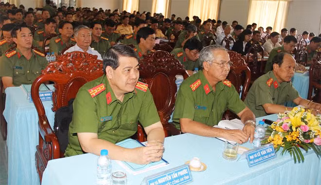 Các đại biểu tham dự hội nghị.