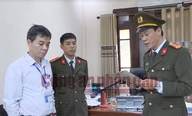 Cơ quan ANĐT Công an tỉnh Sơn la đọc Lệnh bắt ông Trương Tuấn Dũng, Phó Giám đốc Sở Tài chính tỉnh Sơn La.
