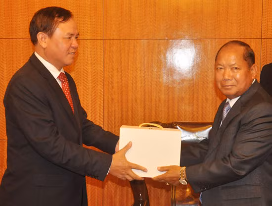 Đồng chí Trung tướng Trần Văn Vệ tặng quà Trung tướng Somkeo Silavong Bộ trưởng Bộ An ninh Lào.