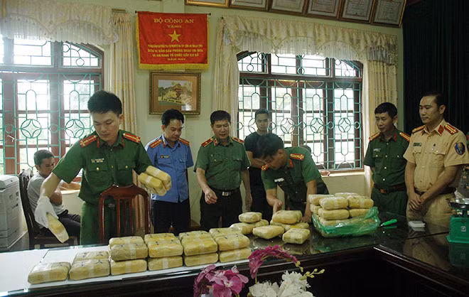 Công an tỉnh Lai Châu kiểm tra số ma túy bị thu giữ.