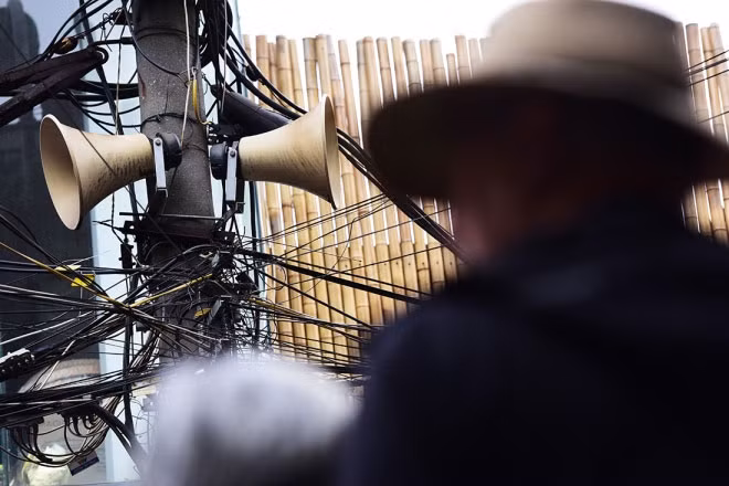 Gần đây, Hãng tin Reuters và AP nhắc đến lịch sử của loa phường và chỉ ra những rắc rối nó đem đến với cư dân Hà Nội.