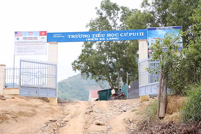 Trường Tiểu học Cư Pui 2, nơi xảy ra hiện tượng các học sinh nữ bị mắc chứng bệnh “lạ”. Trường Tiểu học Cư Pui 2, nơi xảy ra hiện tượng các học sinh nữ bị mắc chứng bệnh “lạ”.