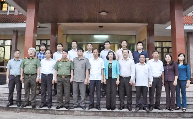 Các đồng chí trong đoàn chụp ảnh lưu niệm với lãnh đạo Huyện ủy, UBND huyện Yên Khánh.