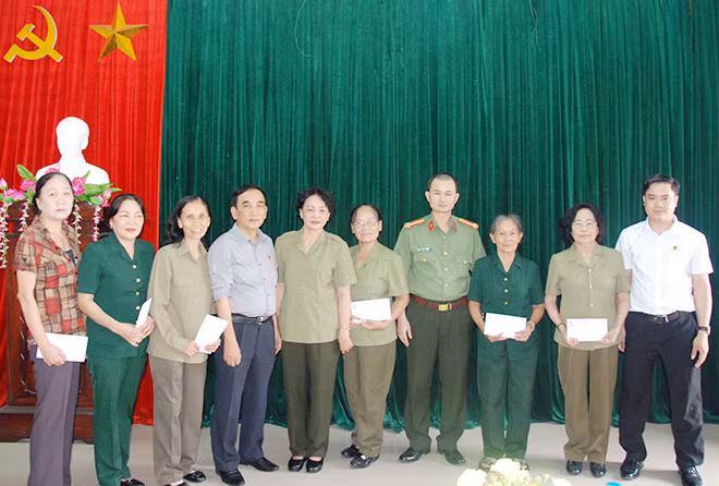 Đoàn công tác Báo CAND và Công ty TNHH Phát triển du lịch quốc tế Phượng Hoàng trao quà tới các trường hợp cựu nữ TNXP tỉnh Quảng Trị có hoàn cảnh khó khăn.