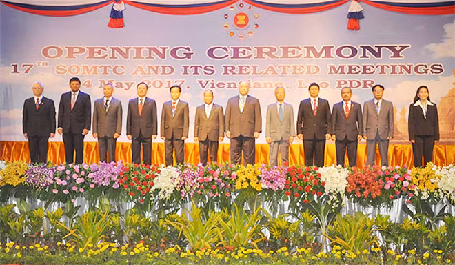 Đồng chí Trung tướng Trần Văn Vệ chụp ảnh cùng Bộ trưởng An ninh Lào và các trưởng đoàn các quốc gia ASEAN tham dự Hội nghị SOMTC 17.