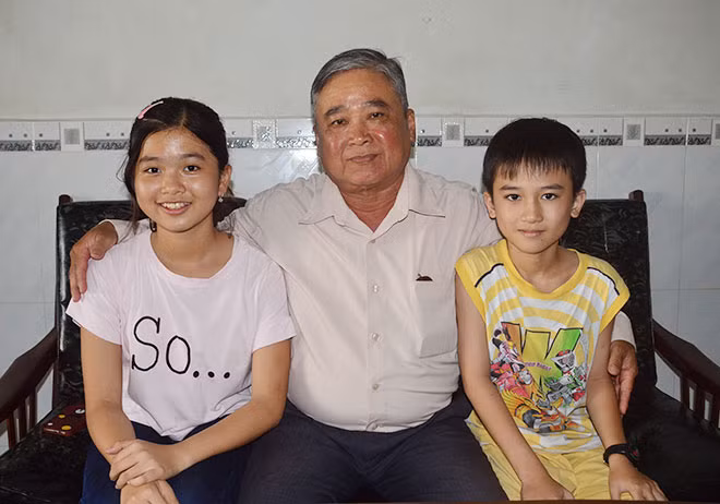 Đại tá, Anh hùng LLVTND Nguyễn Văn Tiên cùng hai cháu nội.