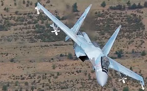 Sukhoi-35s có thể thể hiện những kĩ năng rất khó như Hổ mang, Lộn vòng tròn…