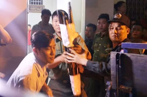 Hàng trăm vũ khí nguy hiểm trong cửa hàng "Đồ lính - đồ phượt"