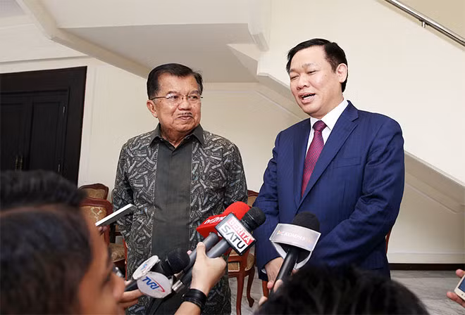 Sau cuộc hội kiến, Phó Thủ tướng Vương Đình Huệ và Phó Tổng Thống Jusuf Kalla đã gặp gỡ báo chí Indonesia và Việt Nam để thông báo lại kết quả mà hai bên đã thống nhất. Ảnh: VGP/Thành Chung