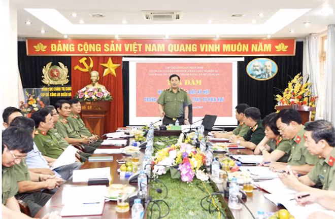 Thiếu tướng, PGS.TS Trần Vi Dân, Tổng Biên tập Tạp chí CAND chủ trì buổi Tọa đàm. Thiếu tướng, PGS.TS Trần Vi Dân, Tổng Biên tập Tạp chí CAND chủ trì buổi Tọa đàm.