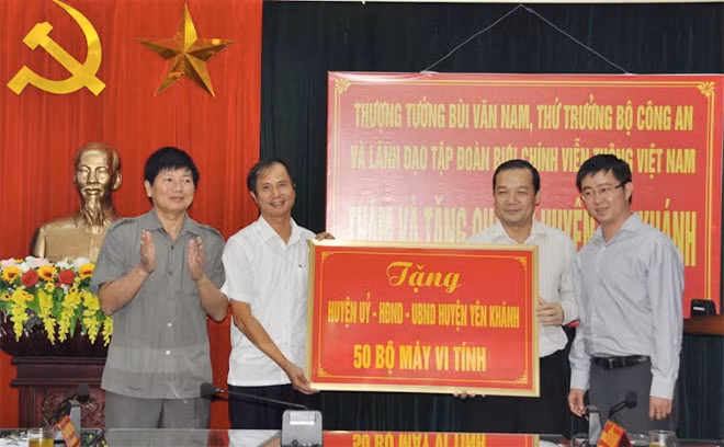 Lãnh đạo Tập đoàn Bưu chính Viễn thông Việt Nam trao tặng 50 bộ máy vi tính cho huyện Yên Khánh.