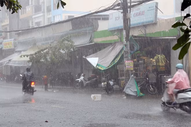 Mưa lớn kèm theo gió mạnh đã quật đổ nhiều mái che của người dân.