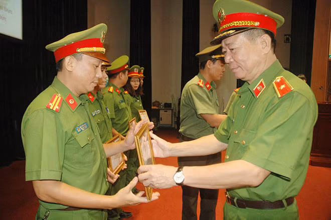 Lãnh đạo Công an TP Hà Nội trao tặng Giấy khen cho các tập thể, cá nhân có thành tích xuất sắc.