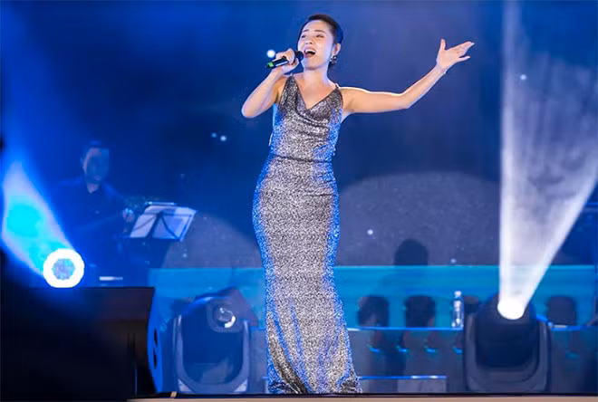 Phương Linh chia sẻ, nhà nội cô chỉ cách FLC Sầm Sơn vài km và thật hạnh phúc khi được biểu diễn trên một sân khấu sang trọng ngay tại chính quê hương mình.