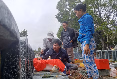 Bốc dỡ hài cốt liệt sỹ tại nghĩa trang liệt sỹ Châu Thành - Tây Ninh.
