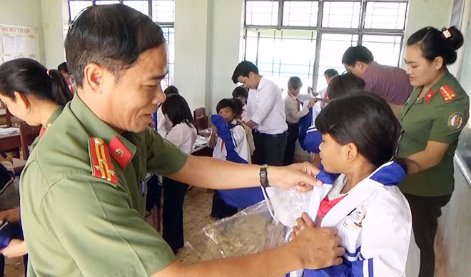 Cán bộ, chiến sĩ Công an tặng áo ấm cho học sinh xã miền núi Trà Lãnh, huyện Tây Trà. Cán bộ, chiến sĩ Công an tặng áo ấm cho học sinh xã miền núi Trà Lãnh, huyện Tây Trà.