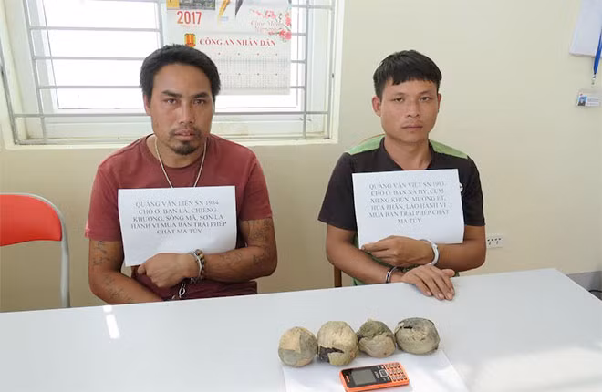 Việt và Liên đang vận chuyển nhựa thuốc phiện về nội địa để tiêu thụ thì bị phát hiện.