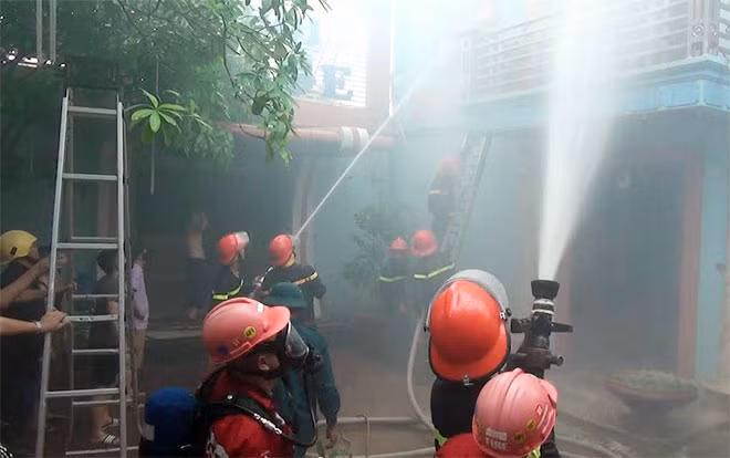 ...và tỏa ra nhiều khói, khí độc và nhiệt độ cao.