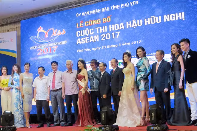 Những người đẹp Việt Nam chụp ảnh lưu niệm với Ban tổ chức Cuộc thi Hoa hậu Hữu nghị ASEAN 2017.