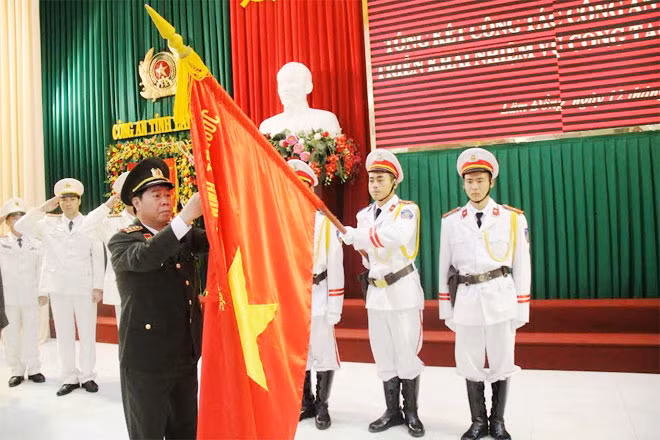 Thượng tướng Bùi Văn Nam gắn Huân chương chiến công hạng Ba lên lá cờ truyền thống của lực lượng Cảnh sát hình sự CA Lâm Đồng. (Huân chương này tặng cho phòng PC45).