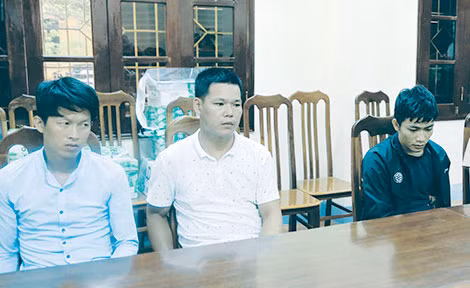 3 đối tượng trong chuyên án giả danh Công an sử dụng công nghệ cao lừa đảo bị Công an tỉnh Lạng Sơn bắt giữ. 3 đối tượng trong chuyên án giả danh Công an sử dụng công nghệ cao lừa đảo bị Công an tỉnh Lạng Sơn bắt giữ.