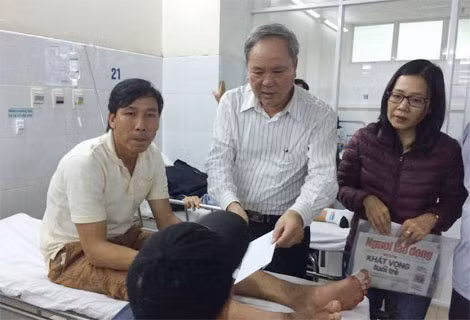 Lãnh đạo Báo Đà Nẵng đến thăm hỏi sức khỏe và chia sẻ nỗi đau rủi ro với các công nhân trong vụ tai nạn lao động.