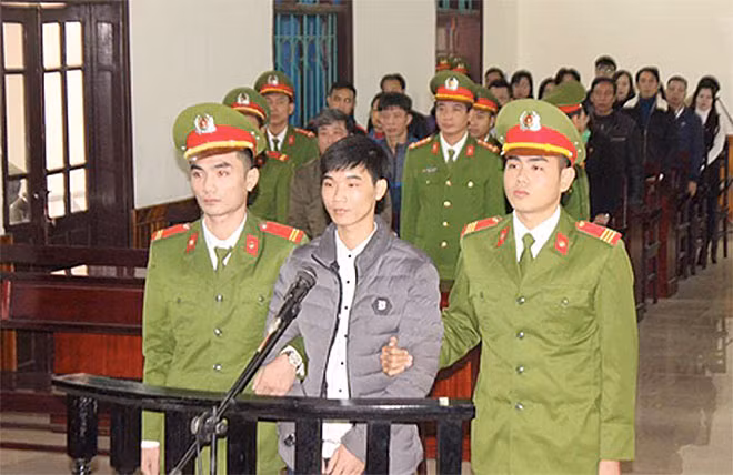 Nguyễn Văn Hóa trước vành móng ngựa Nguyễn Văn Hóa trước vành móng ngựa