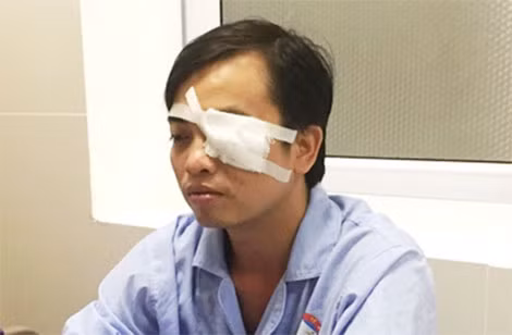 Bác sĩ Trần Văn Sơn bị các đối tượng hành hung đang được cấp cứu điều trị tại Bệnh viện hữu nghị Việt Nam-Cu Ba, Quảng Bình.