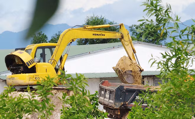 Việc múc cát trái phép tại Trung tâm phát triển và nuôi đà điểu khu vực thôn Thượng Xá đã bị chính quyền, ngành chức năng địa phương phát hiện, xử lý.