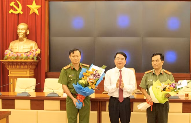 Phó Chủ tịch UBND TP Hải Phòng Lê Khắc Nam trao thưởng cho các đơn vị.